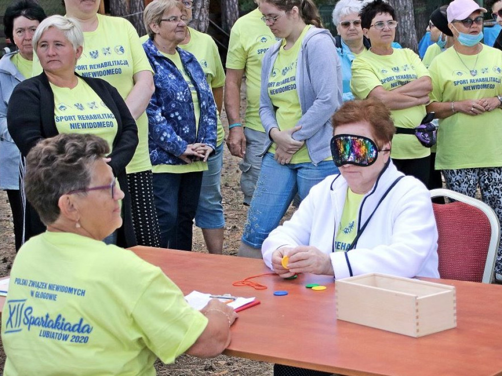60 osób słabo widzących i niewidomych uczestnicy w sportowej spartakiadzie