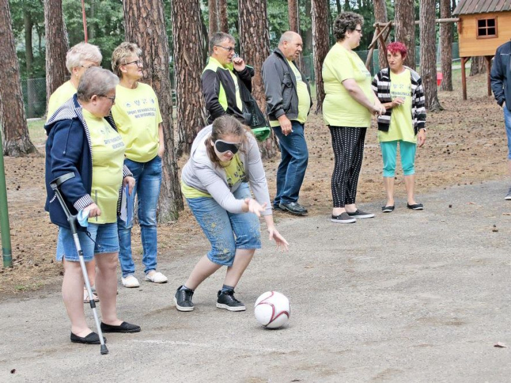 60 osób słabo widzących i niewidomych uczestnicy w sportowej spartakiadzie