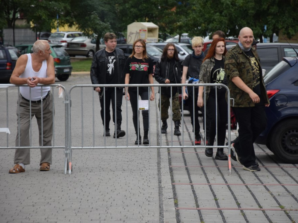Skromniej niż zwykle, ale rockowo! Ruszyła impreza pod Mayday