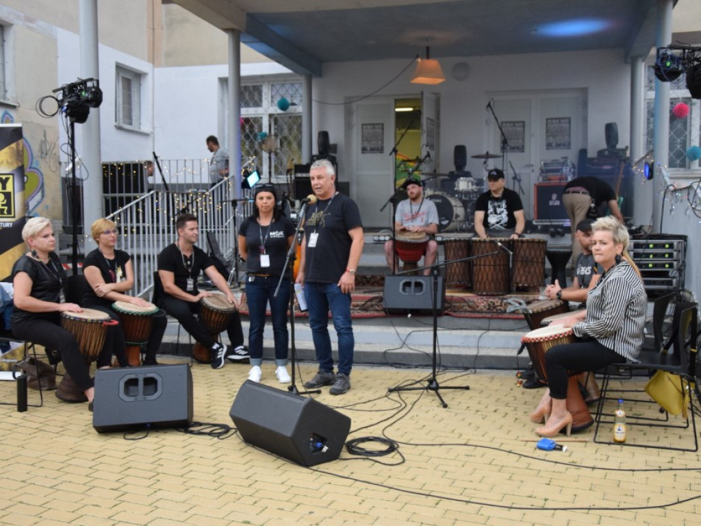 Skromniej niż zwykle, ale rockowo! Ruszyła impreza pod Mayday