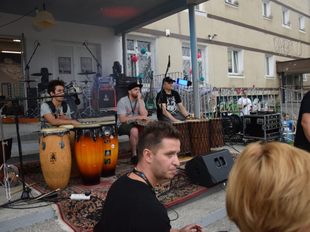 Skromniej niż zwykle, ale rockowo! Ruszyła impreza pod Mayday