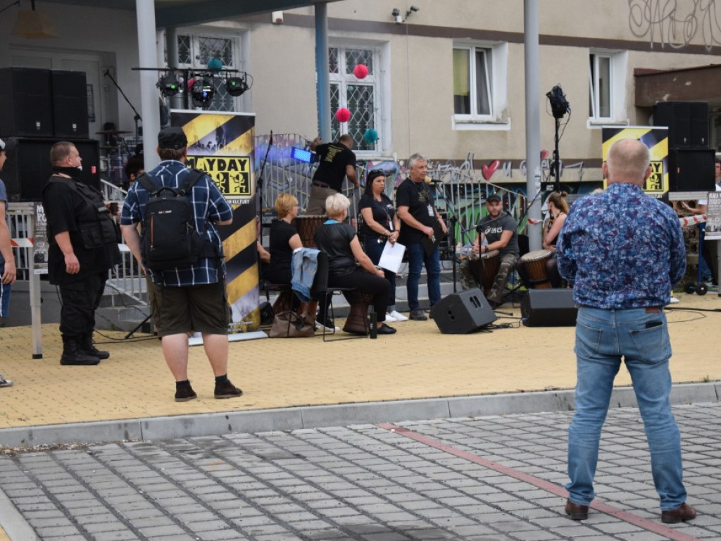 Skromniej niż zwykle, ale rockowo! Ruszyła impreza pod Mayday