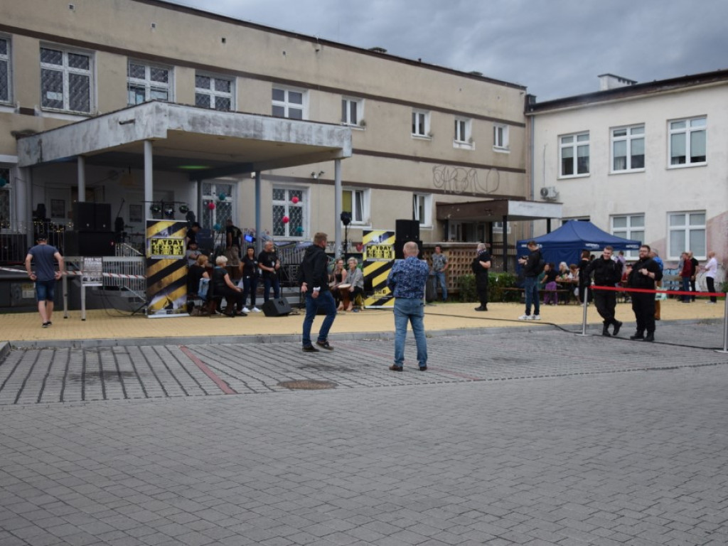 Skromniej niż zwykle, ale rockowo! Ruszyła impreza pod Mayday
