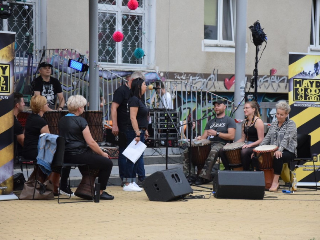 Skromniej niż zwykle, ale rockowo! Ruszyła impreza pod Mayday