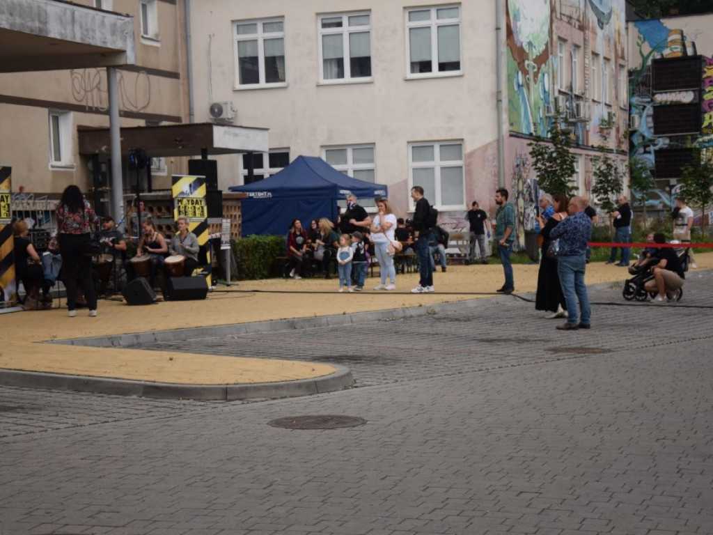 Skromniej niż zwykle, ale rockowo! Ruszyła impreza pod Mayday