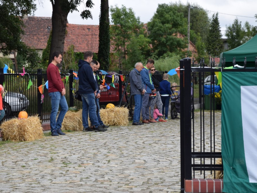 W Radwanicach podziękowali za plony.  Po mszy była degustacja