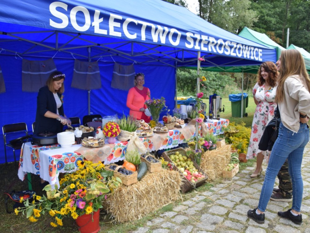 W Radwanicach podziękowali za plony.  Po mszy była degustacja