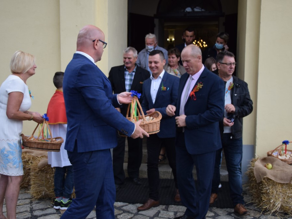 W Radwanicach podziękowali za plony.  Po mszy była degustacja