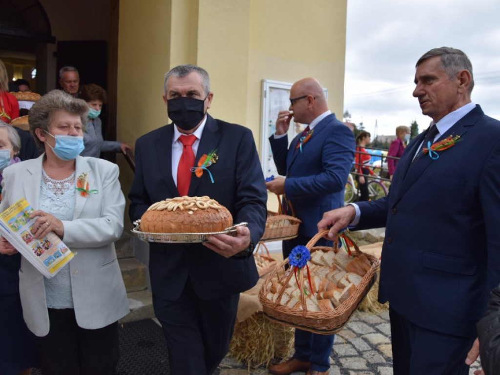 W Radwanicach podziękowali za plony.  Po mszy była degustacja