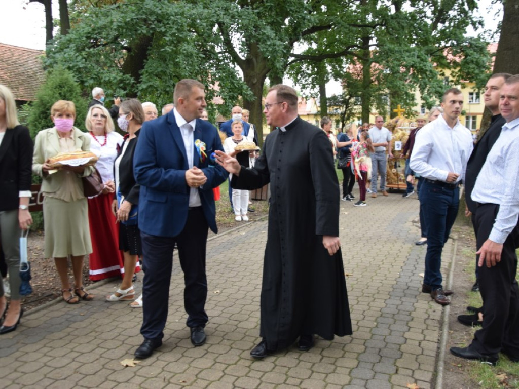Dożynki w Grębocicach tym razem bardziej lokalnie niż zwykle. Mieszkańcy bawią się świetnie