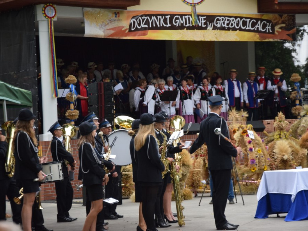 Dożynki w Grębocicach tym razem bardziej lokalnie niż zwykle. Mieszkańcy bawią się świetnie