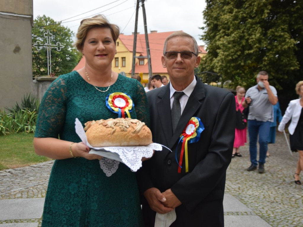 Dożynki w Grębocicach tym razem bardziej lokalnie niż zwykle. Mieszkańcy bawią się świetnie