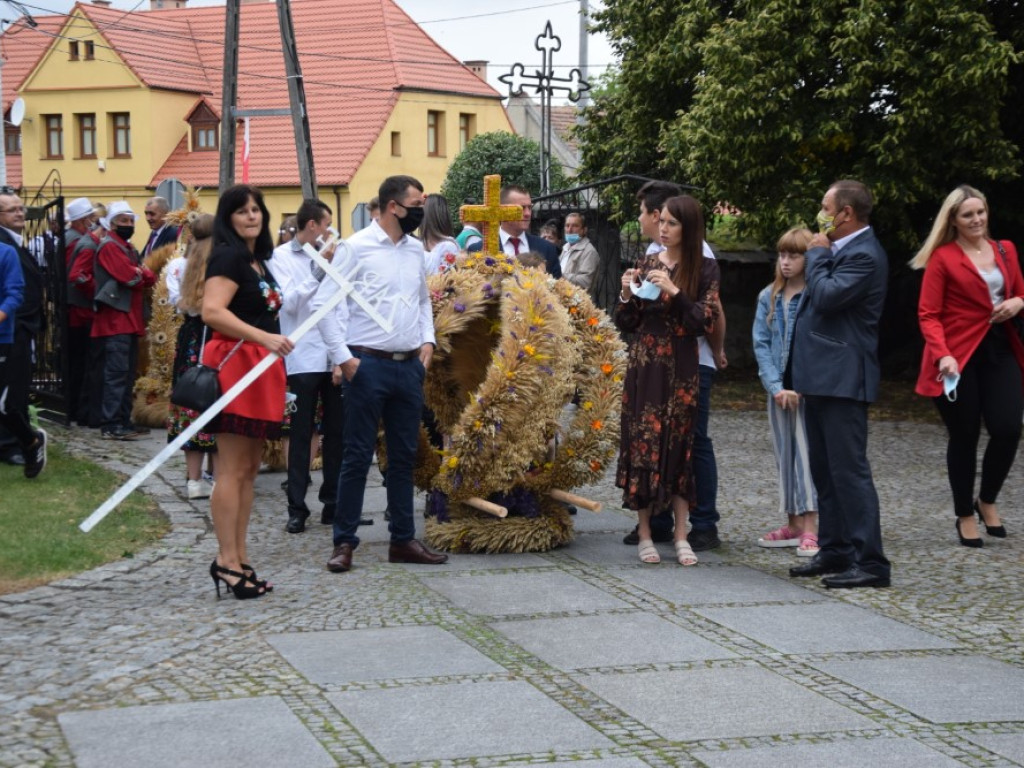 Dożynki w Grębocicach tym razem bardziej lokalnie niż zwykle. Mieszkańcy bawią się świetnie