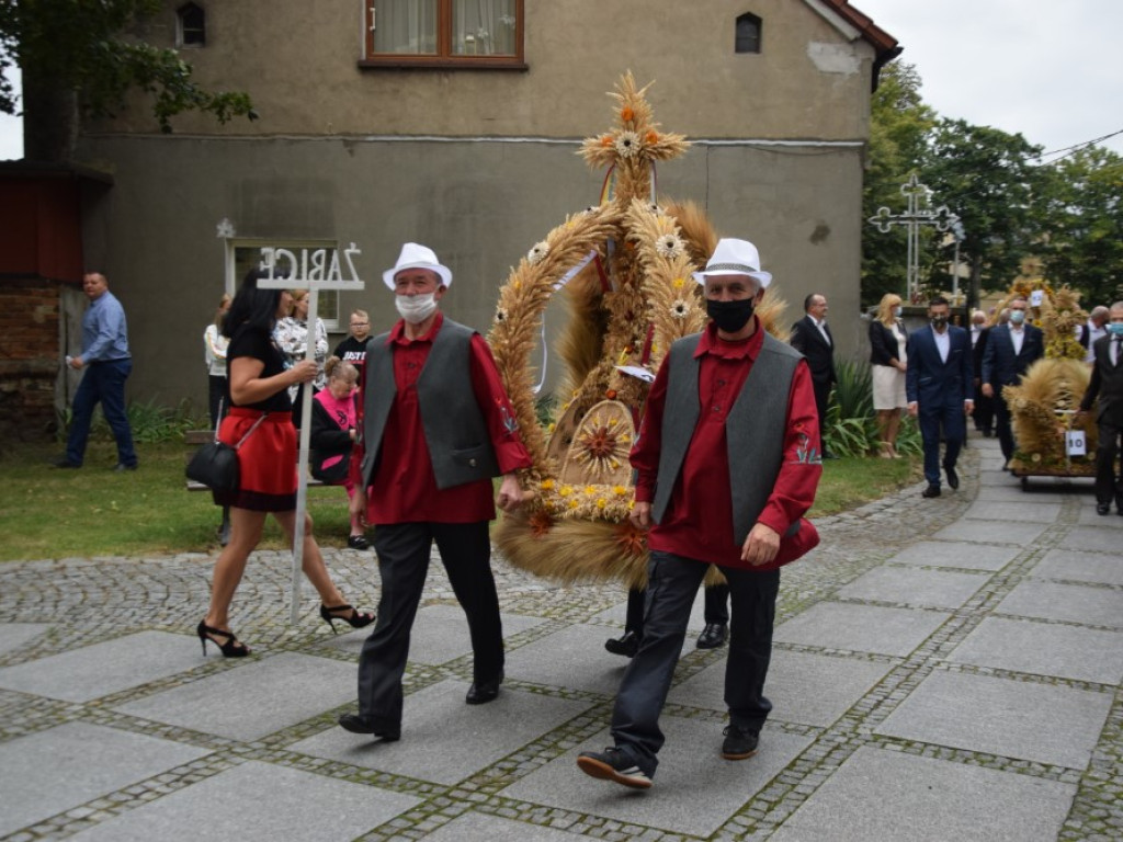 Dożynki w Grębocicach tym razem bardziej lokalnie niż zwykle. Mieszkańcy bawią się świetnie