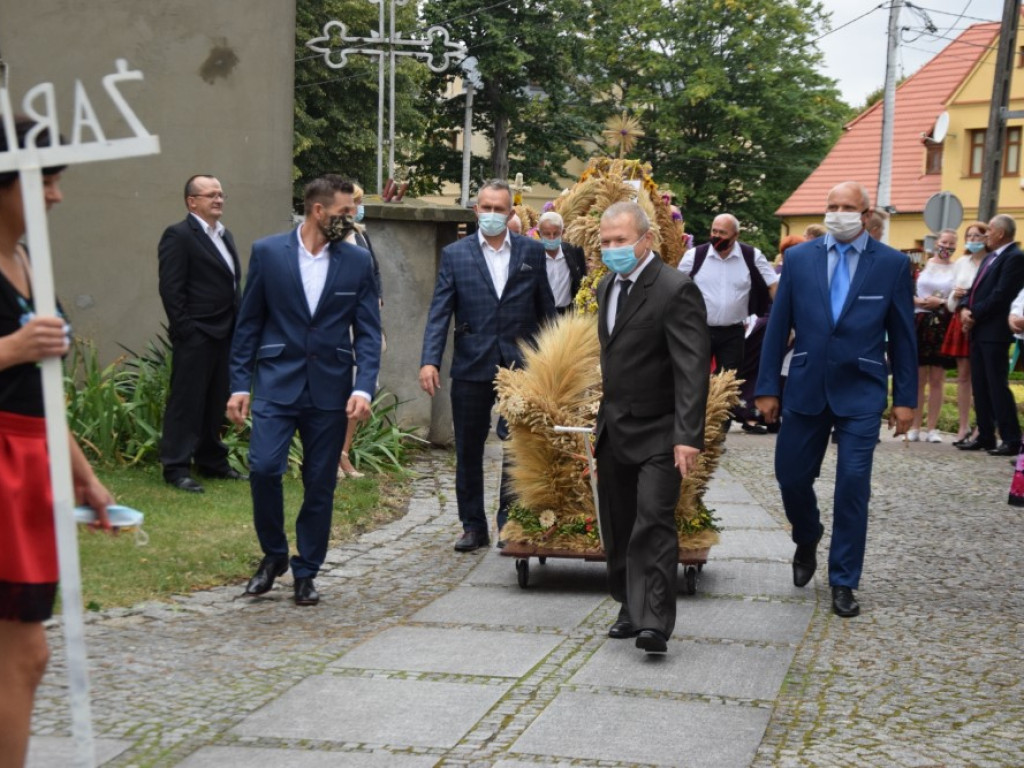 Dożynki w Grębocicach tym razem bardziej lokalnie niż zwykle. Mieszkańcy bawią się świetnie
