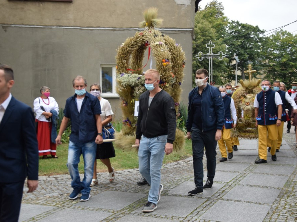 Dożynki w Grębocicach tym razem bardziej lokalnie niż zwykle. Mieszkańcy bawią się świetnie