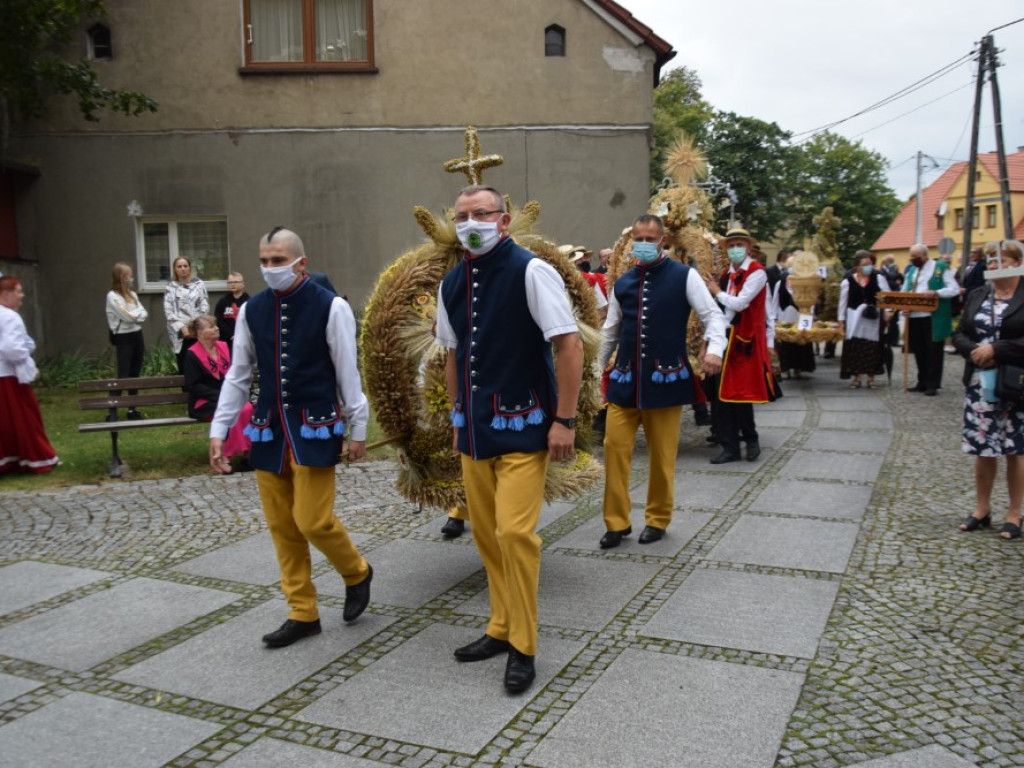 Dożynki w Grębocicach tym razem bardziej lokalnie niż zwykle. Mieszkańcy bawią się świetnie