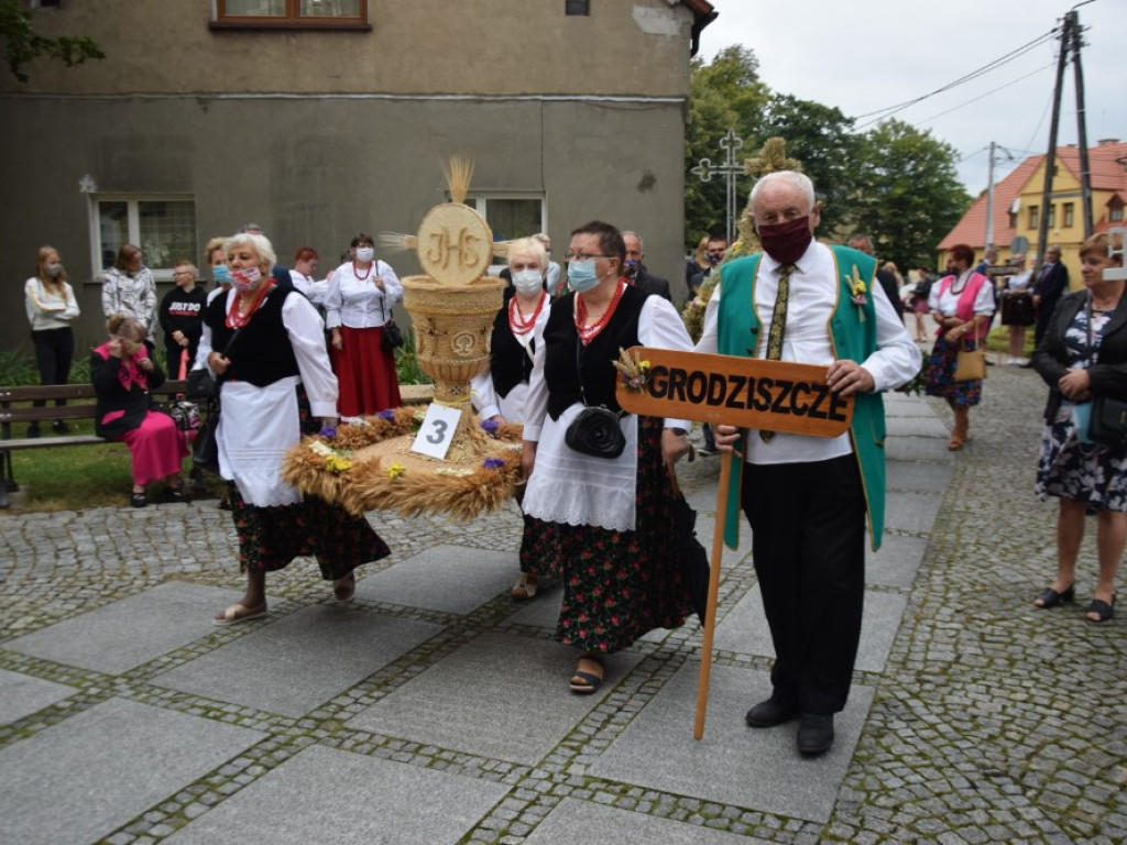 Dożynki w Grębocicach tym razem bardziej lokalnie niż zwykle. Mieszkańcy bawią się świetnie