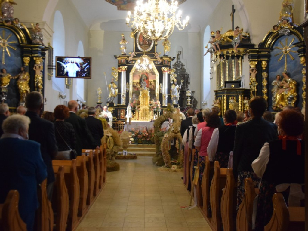 Dożynki w Grębocicach tym razem bardziej lokalnie niż zwykle. Mieszkańcy bawią się świetnie