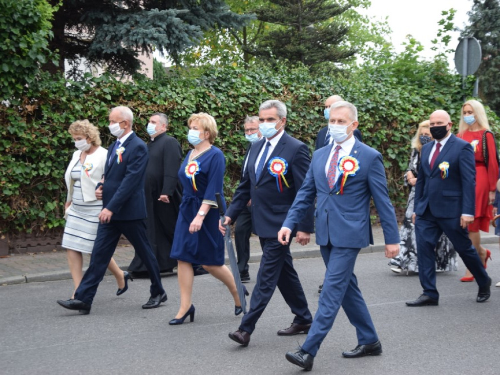 Dożynki w Grębocicach tym razem bardziej lokalnie niż zwykle. Mieszkańcy bawią się świetnie