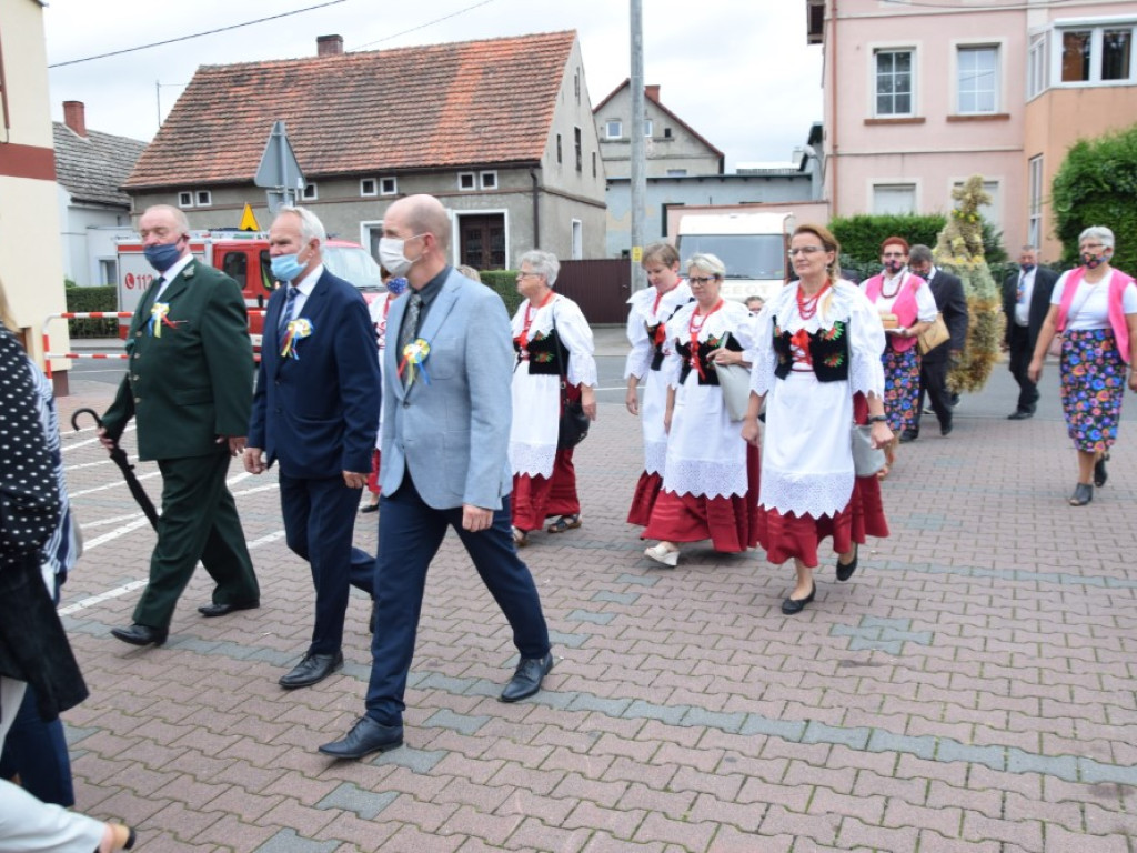 Dożynki w Grębocicach tym razem bardziej lokalnie niż zwykle. Mieszkańcy bawią się świetnie