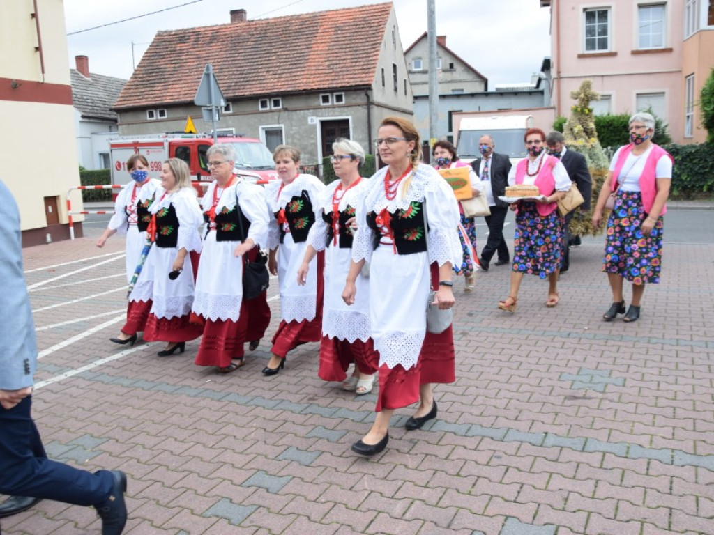 Dożynki w Grębocicach tym razem bardziej lokalnie niż zwykle. Mieszkańcy bawią się świetnie