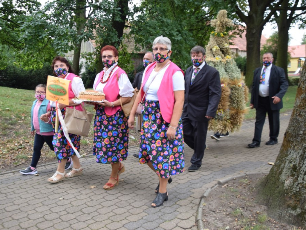 Dożynki w Grębocicach tym razem bardziej lokalnie niż zwykle. Mieszkańcy bawią się świetnie