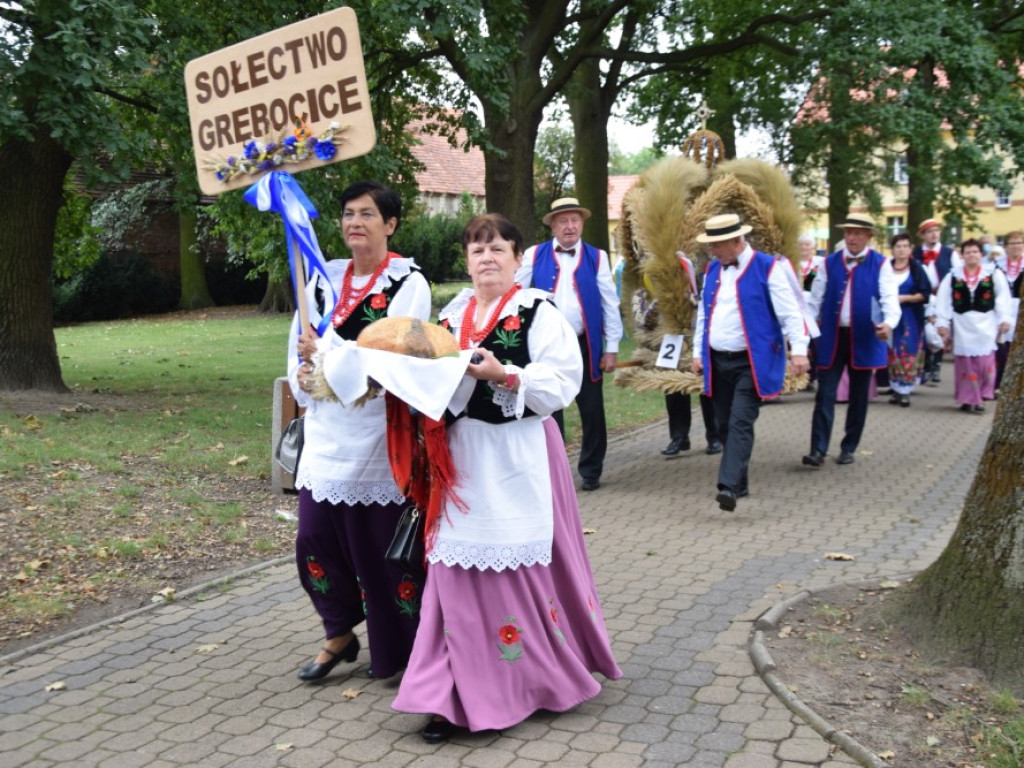 Dożynki w Grębocicach tym razem bardziej lokalnie niż zwykle. Mieszkańcy bawią się świetnie
