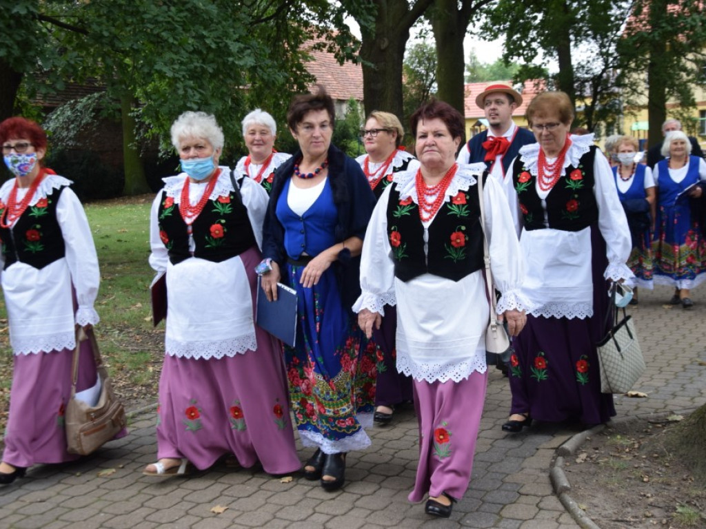 Dożynki w Grębocicach tym razem bardziej lokalnie niż zwykle. Mieszkańcy bawią się świetnie