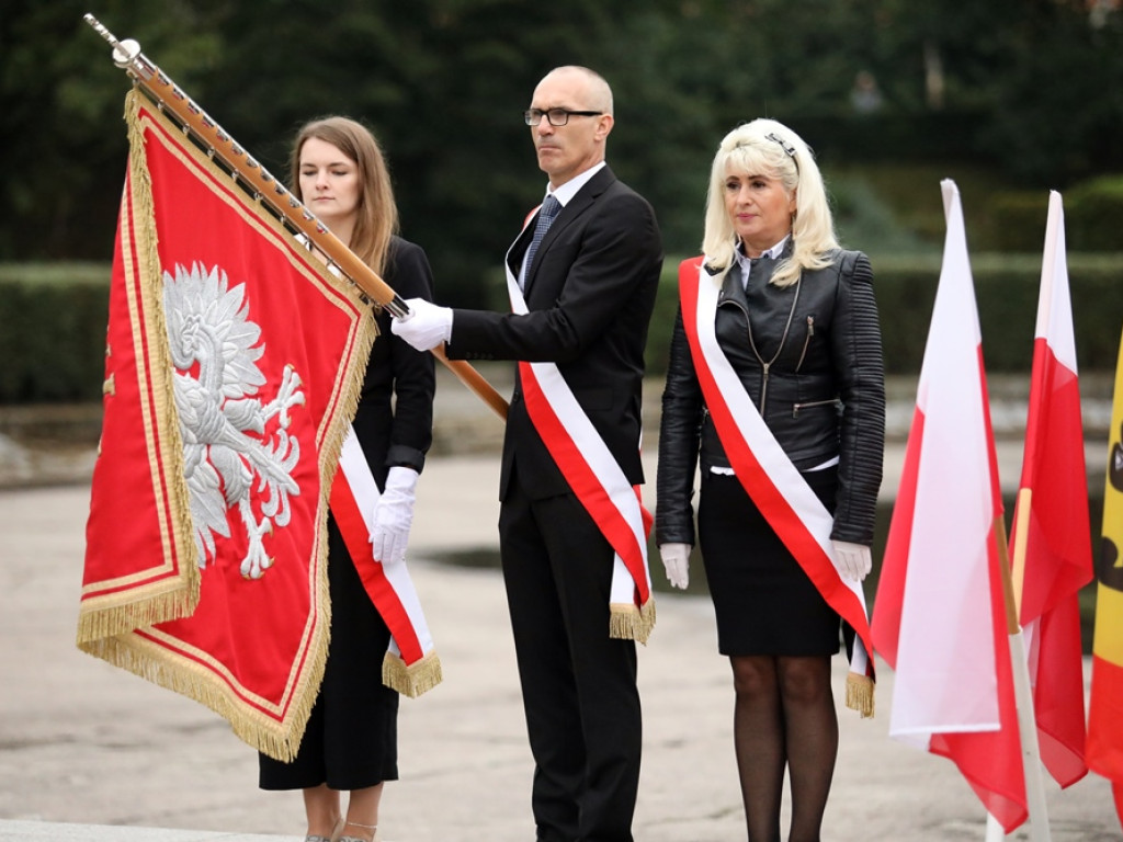 Chwała bohaterom!Nigdy więcej wojny