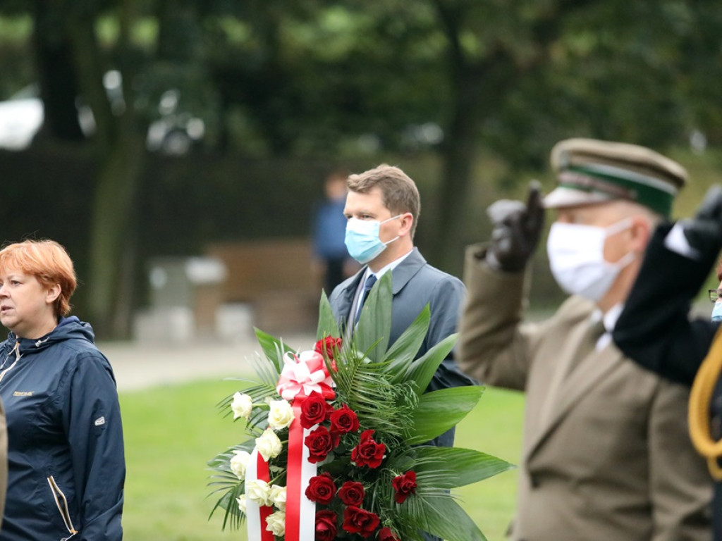 Chwała bohaterom!Nigdy więcej wojny