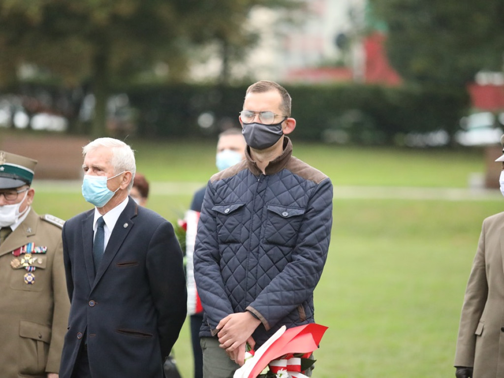 Chwała bohaterom!Nigdy więcej wojny