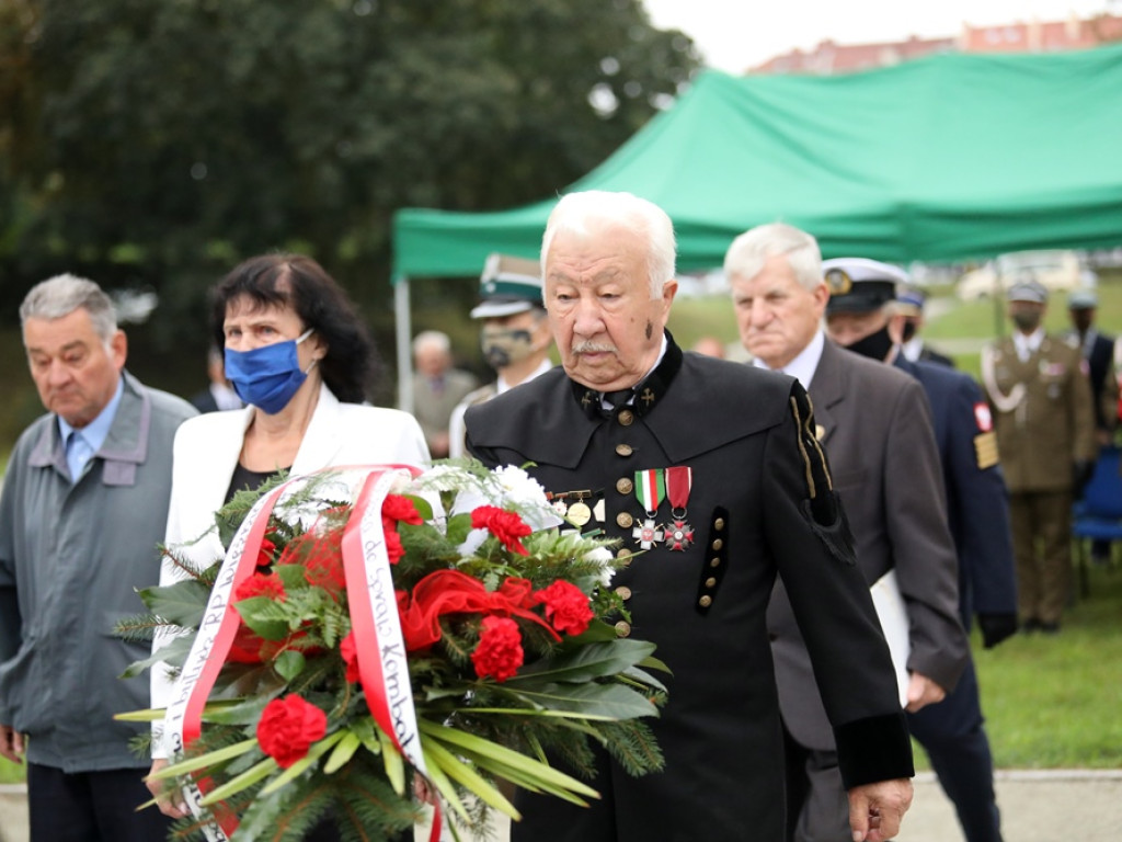 Chwała bohaterom!Nigdy więcej wojny