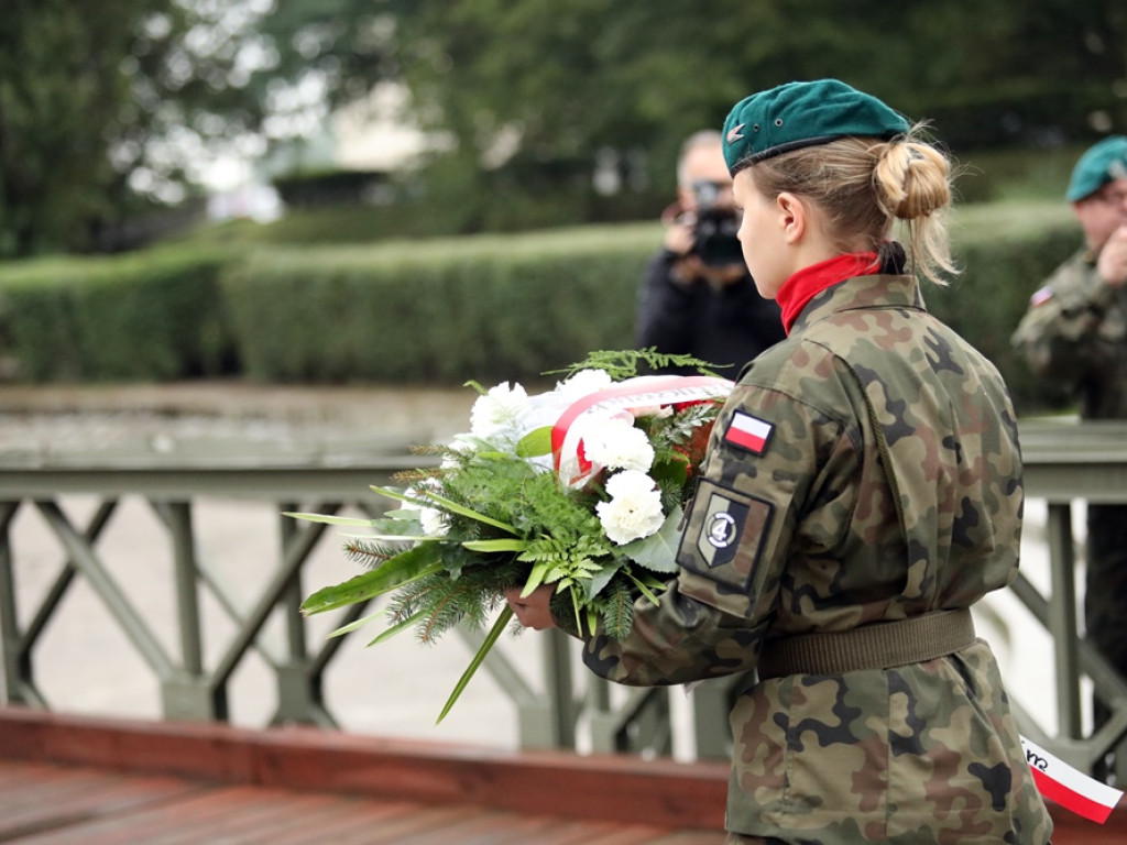 Chwała bohaterom!Nigdy więcej wojny