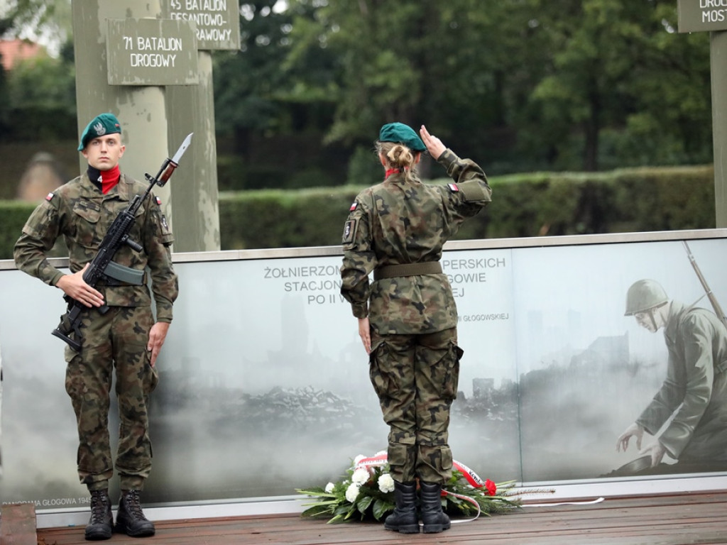 Chwała bohaterom!Nigdy więcej wojny