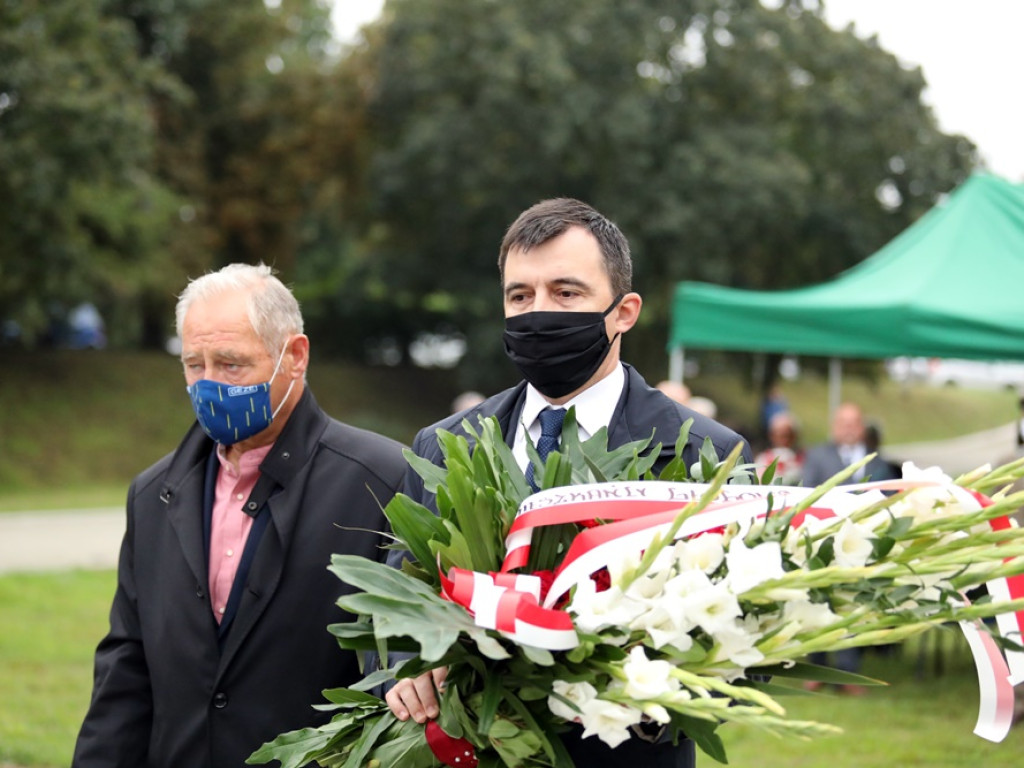Chwała bohaterom!Nigdy więcej wojny