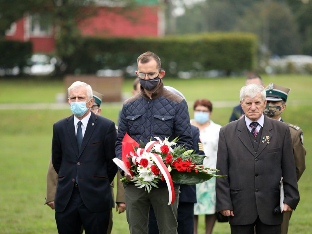 Chwała bohaterom!Nigdy więcej wojny