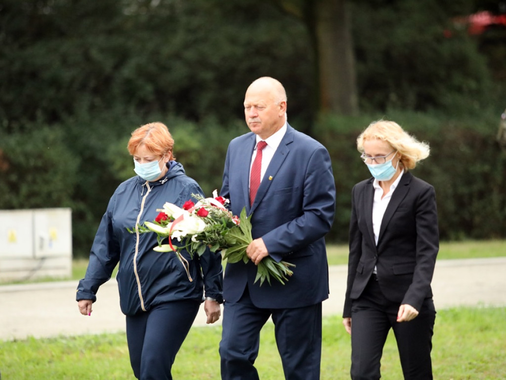 Chwała bohaterom!Nigdy więcej wojny