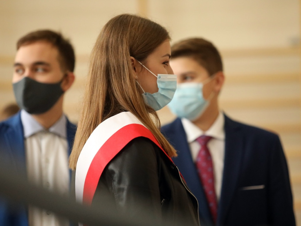 Witaj szkoło! Oficjalne rozpoczęcie roku w maseczkach i przyłbicach