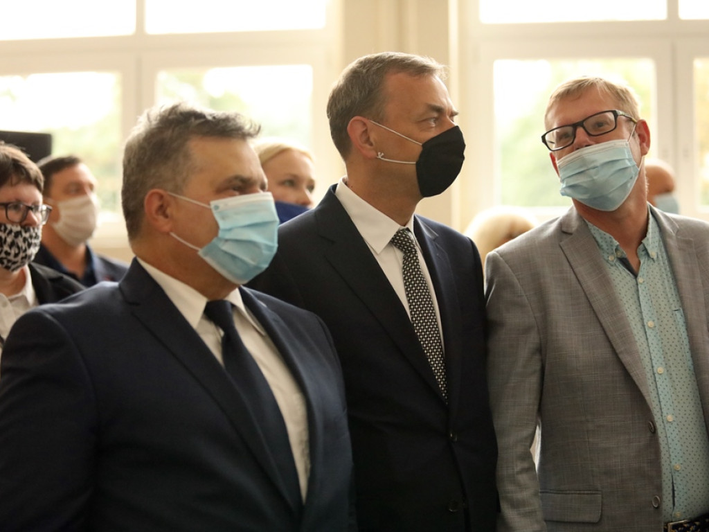 Witaj szkoło! Oficjalne rozpoczęcie roku w maseczkach i przyłbicach