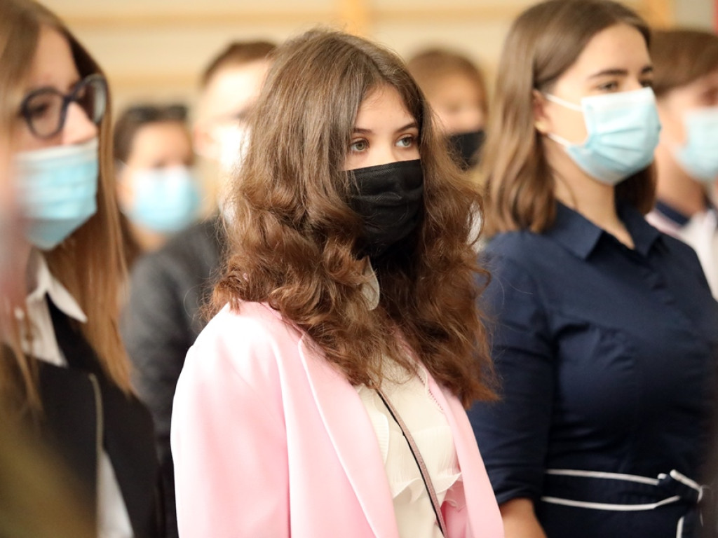 Witaj szkoło! Oficjalne rozpoczęcie roku w maseczkach i przyłbicach