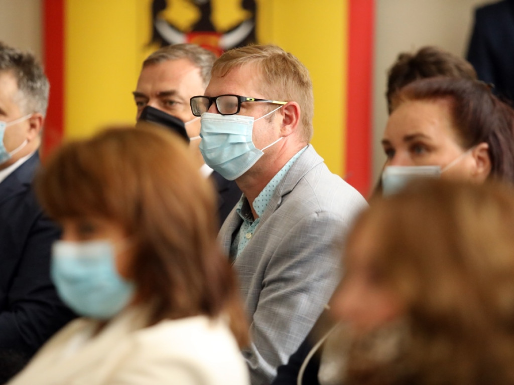 Witaj szkoło! Oficjalne rozpoczęcie roku w maseczkach i przyłbicach