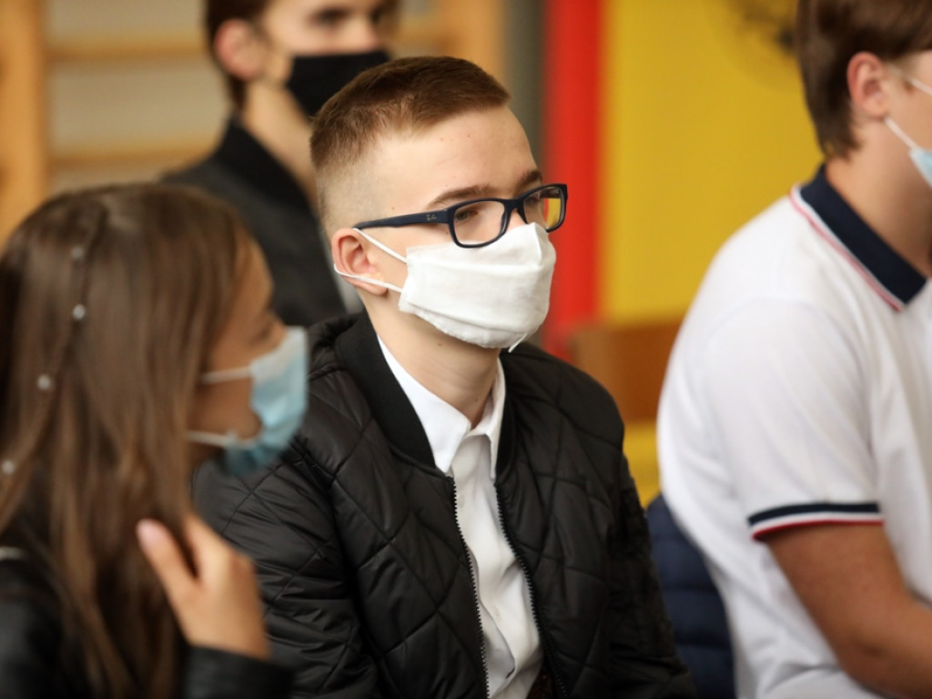 Witaj szkoło! Oficjalne rozpoczęcie roku w maseczkach i przyłbicach