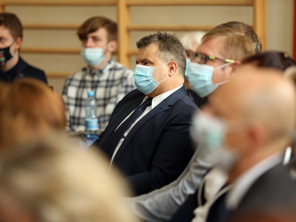 Witaj szkoło! Oficjalne rozpoczęcie roku w maseczkach i przyłbicach