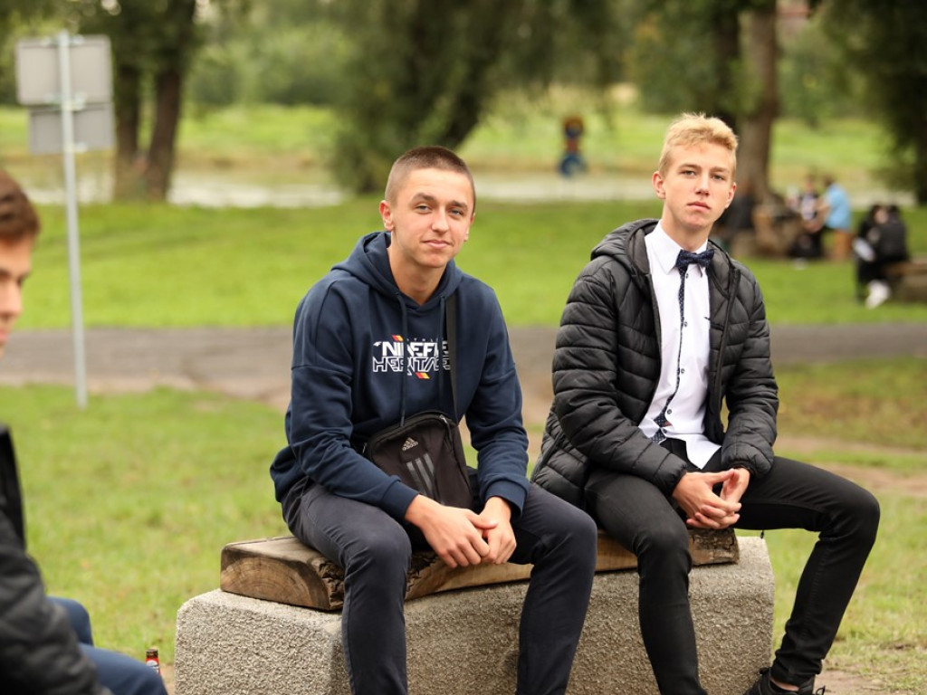 Jest impreza na ławeczkach. Uczniowie: Tradycja przekazywana z pokolenia na pokolenie