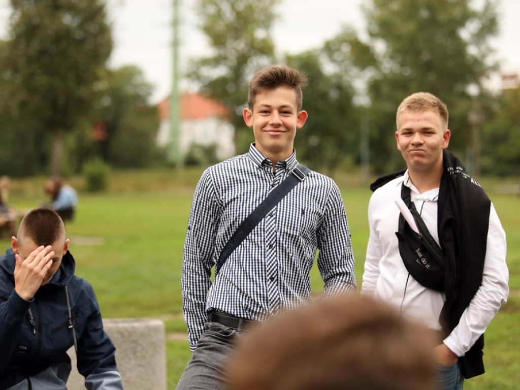 Jest impreza na ławeczkach. Uczniowie: Tradycja przekazywana z pokolenia na pokolenie