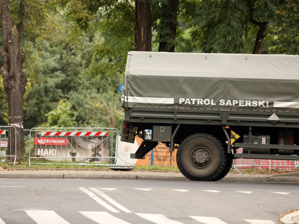 Saperzy wydobyli duży niewybuch przy DK 12. Ruch stanął, ewakuowali ludzi