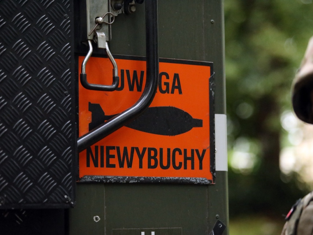 Saperzy wydobyli duży niewybuch przy DK 12. Ruch stanął, ewakuowali ludzi