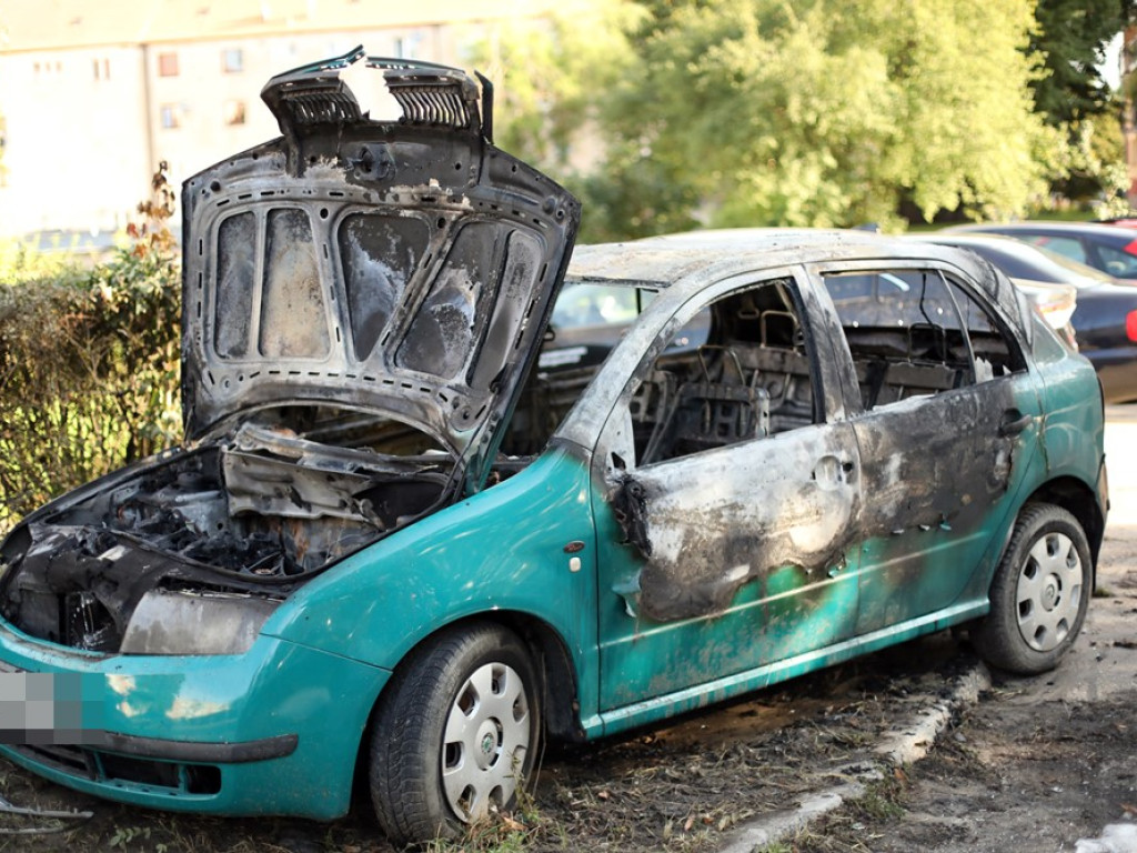 Skoda spłonęła doszczętnie. Mieszkańcy: Wyglądała na porzuconą. Chyba komuś przeszkadzała