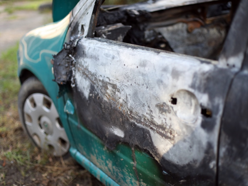 Skoda spłonęła doszczętnie. Mieszkańcy: Wyglądała na porzuconą. Chyba komuś przeszkadzała